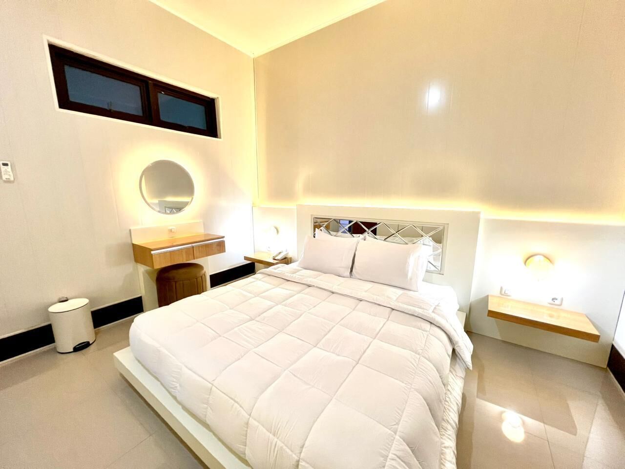 In-room safe, desk, laptop workspace, soundproofing