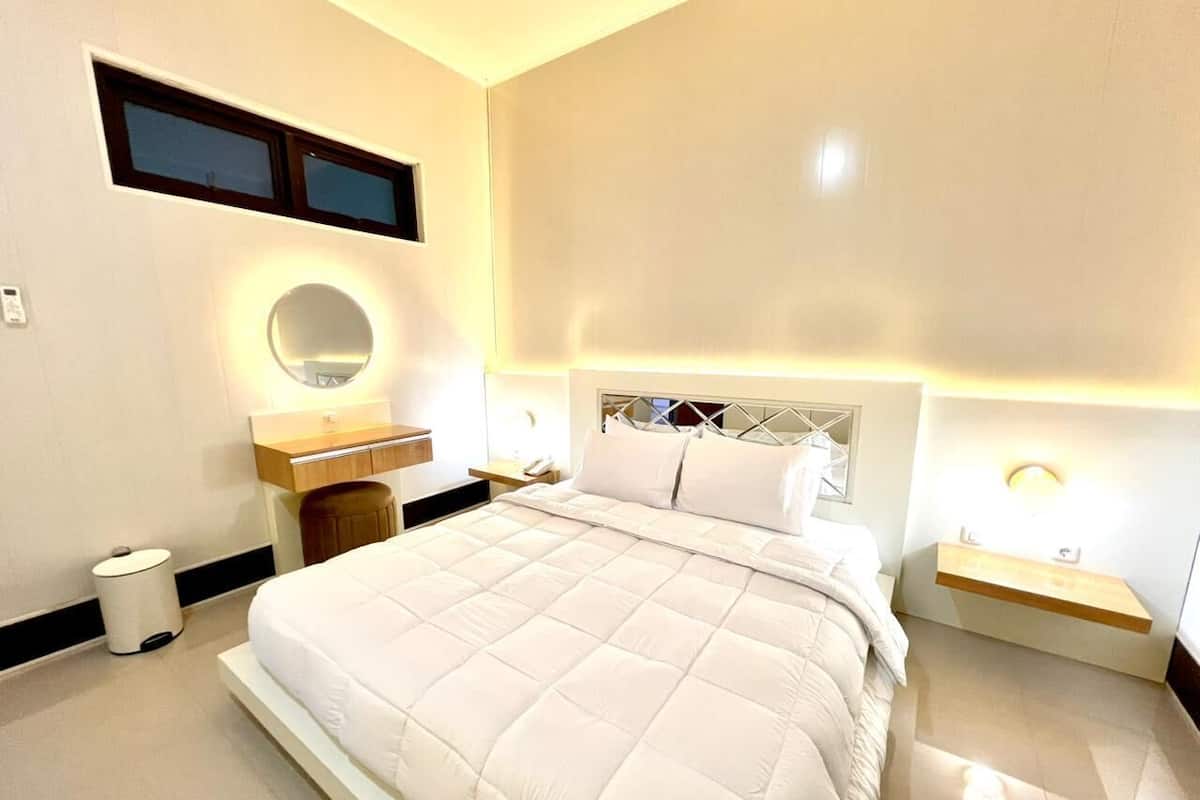 In-room safe, desk, laptop workspace, soundproofing