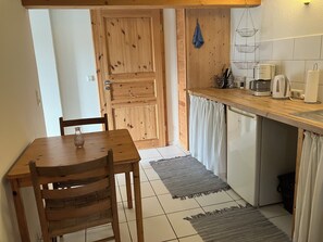 Fridge, oven, stovetop, coffee/tea maker