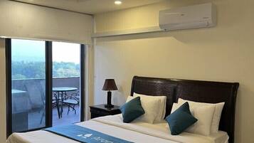 Deluxe Double Room, Mountain View | Soundproofing, iron/ironing board, free WiFi