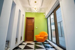 Habitación doble Deluxe, vista a la montaña | Área de sala de estar