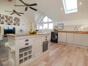 Fridge, microwave, oven, dishwasher - 33 FORDH TOBMEN, romantic, character holiday cottage in St Agnes (St. Agnes)