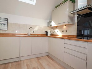 Fridge, microwave, oven, dishwasher - 33 FORDH TOBMEN, romantic, character holiday cottage in St Agnes (St. Agnes)