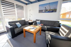 TV, fireplace, stereo - Vacation home Tegeler Plate 5 - family-friendly and with terrace (Wurster Nordseeküste)