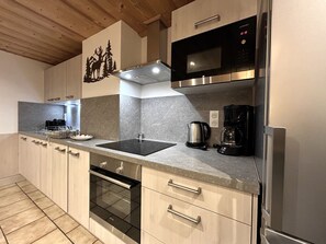 Fridge, microwave, oven, dishwasher - Keranguen – Flat 5 in the heart of La Clusaz, close to the slopes and shops (La Clusaz)