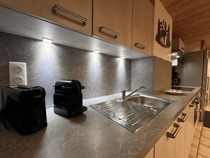 Private kitchen - NEW RENTAL: KERANGUEN 5 – Village-center apartment, close to slopes and shops – Wi-Fi – Parking (La Clusaz)