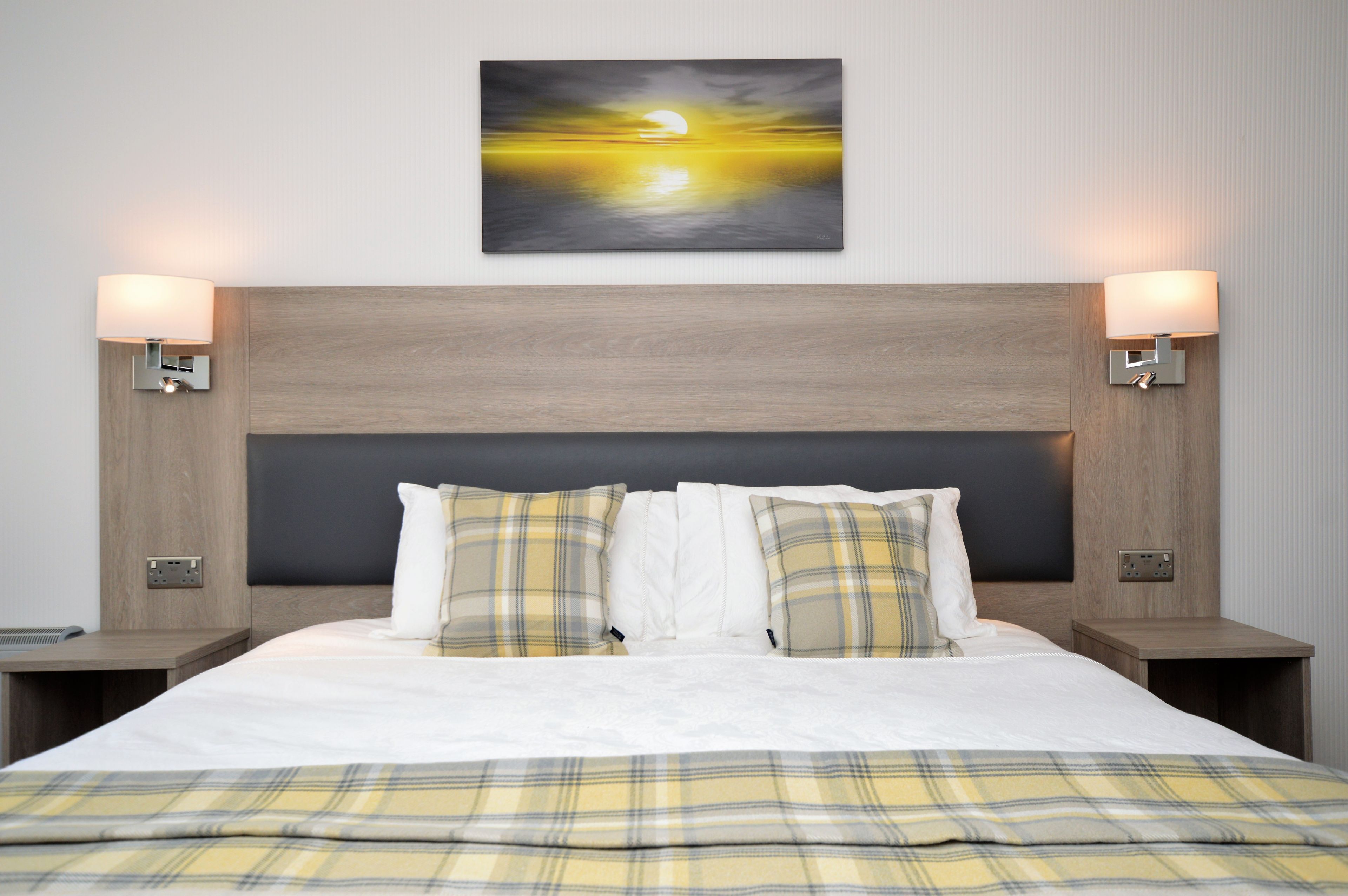 Tabla de planchar con plancha, wifi y ropa de cama 