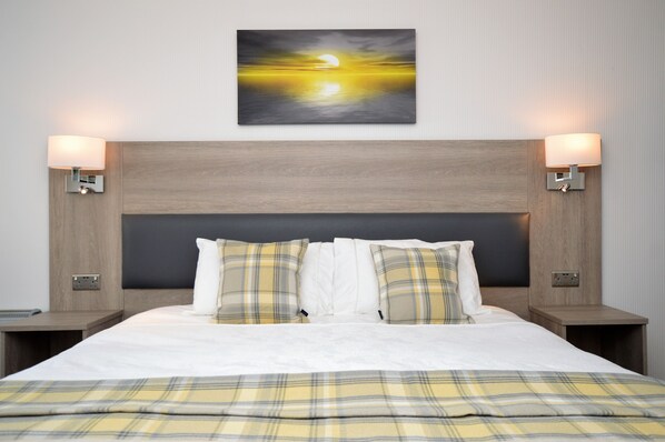 Iron/ironing board, WiFi, bed sheets - Fyne Rooms Jura - sleeps 2 guests in 1 Guest room (Tighnabruaich)