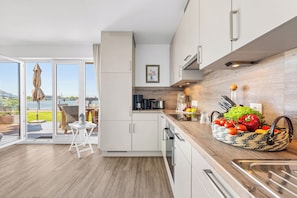 Fridge, microwave, oven, stovetop - Long Island vacation apartment in OstseeResort Olpenitz - sea view & 600m to the beach (Olpenitz)