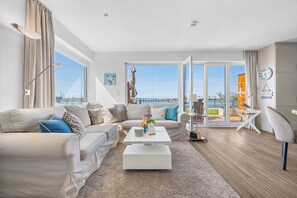 TV, books, stereo - Long Island vacation apartment in OstseeResort Olpenitz - sea view & 600m to the beach (Olpenitz)