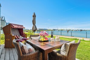 Outdoor dining - Long Island vacation apartment in OstseeResort Olpenitz - sea view & 600m to the beach (Olpenitz)