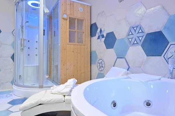 In-room safe, blackout curtains, soundproofing, free WiFi