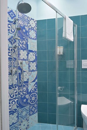 Deluxe-huone | Kylpyhuone | Hiustenkuivaaja, pyyhkeet, saippua, sampoo