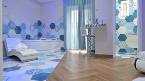 A modern bathroom with a white bathtub, a white towel, and a glass shower enclosure. - La dimora del Sole (Ercolano)