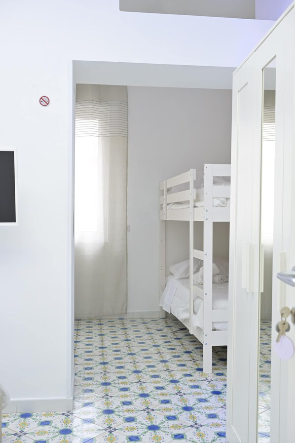 Family Quadruple Room | In-room safe, blackout drapes, soundproofing, free WiFi