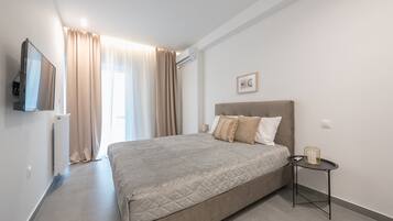 Tabla de planchar con plancha, internet y ropa de cama