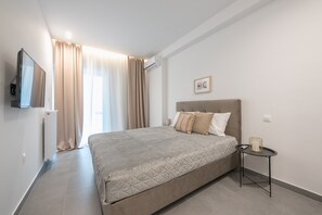 Tabla de planchar con plancha, internet y ropa de cama 