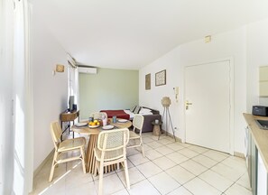 Apartment | Dining - Family Apartment in Juan les Pins (Antibes)