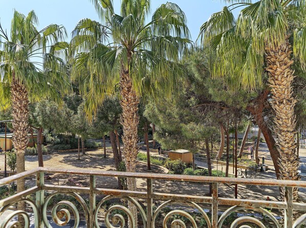 Apartment | Balcony - Family Apartment in Juan les Pins (Antibes)