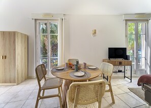 Apartment | Dining - Family Apartment in Juan les Pins (Antibes)