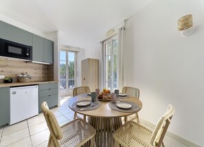 Apartment | Private kitchen - Family Apartment in Juan les Pins (Antibes)