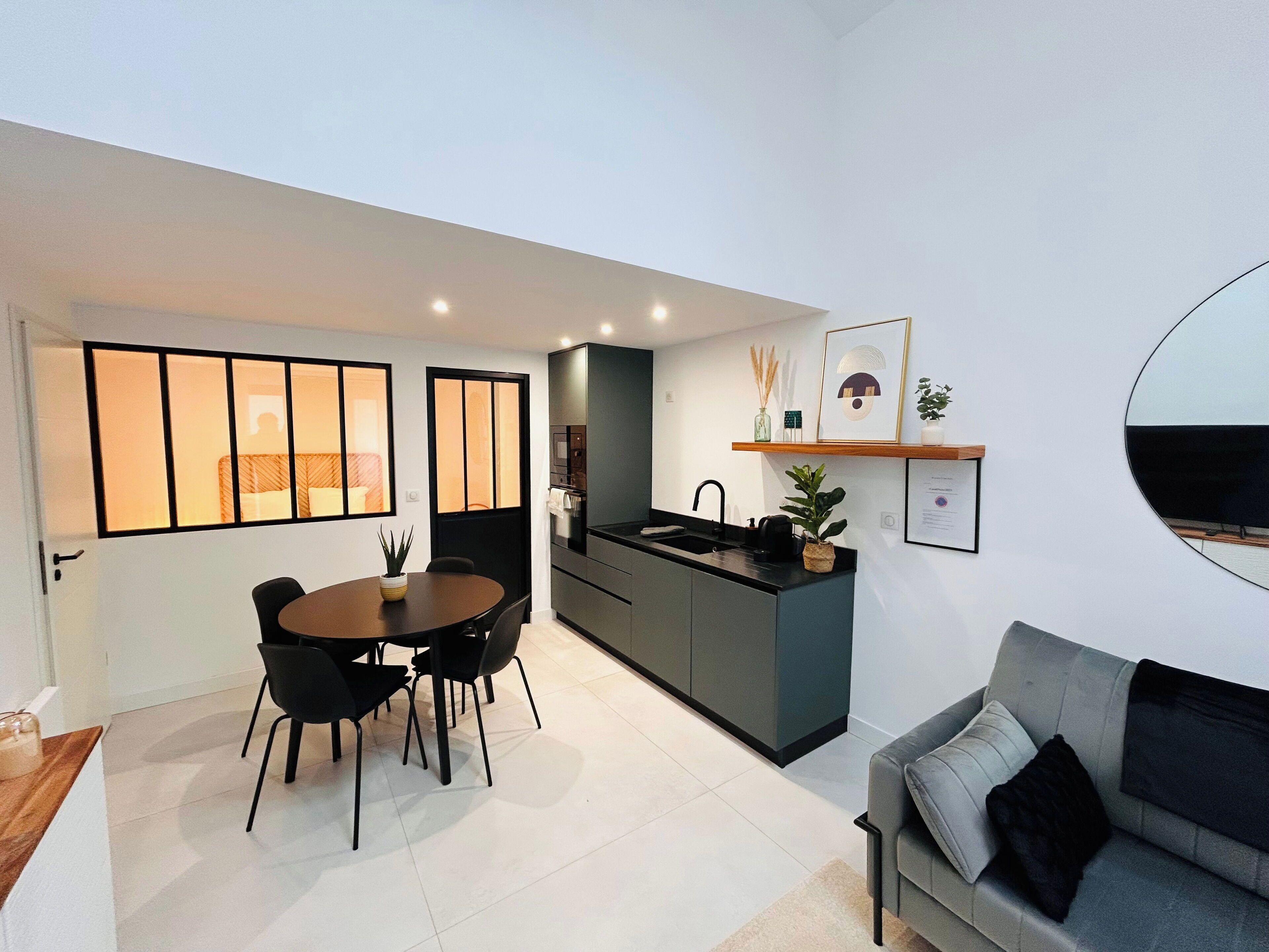 المنشأة من الداخل