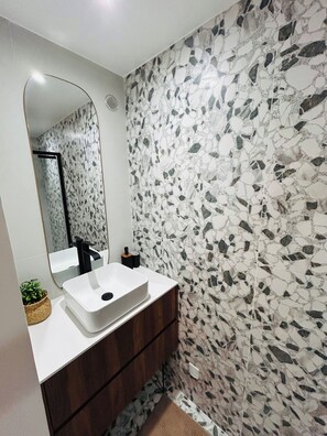 Een haardroger, handdoeken