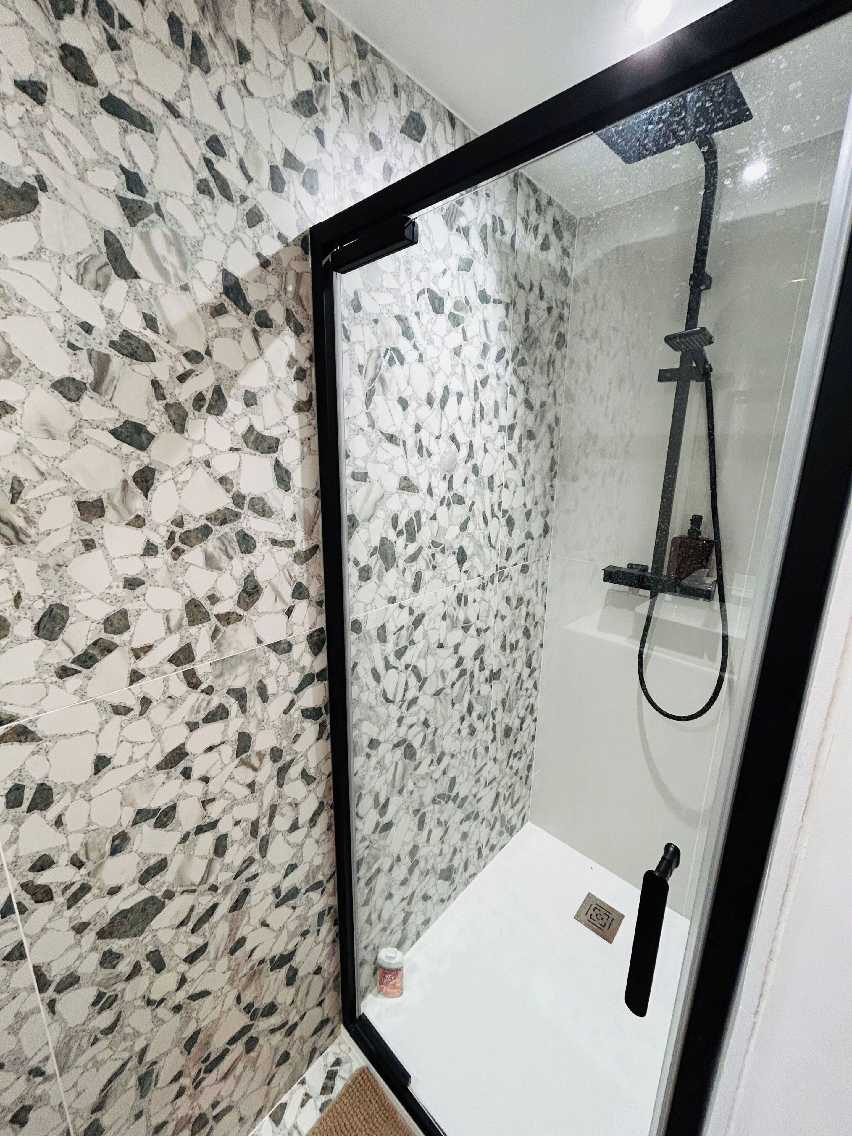 Een haardroger, handdoeken