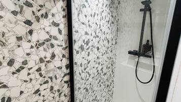 Een haardroger, handdoeken