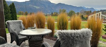 Cozy Holiday Home With Mountain Views