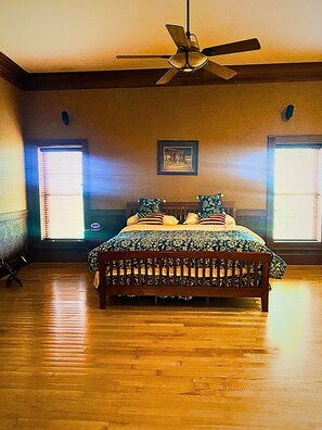 Tabla de planchar con plancha, wifi, ropa de cama