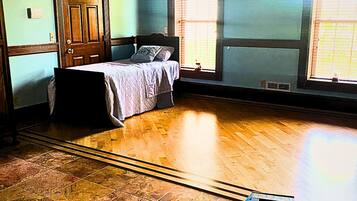 Tabla de planchar con plancha, wifi, ropa de cama