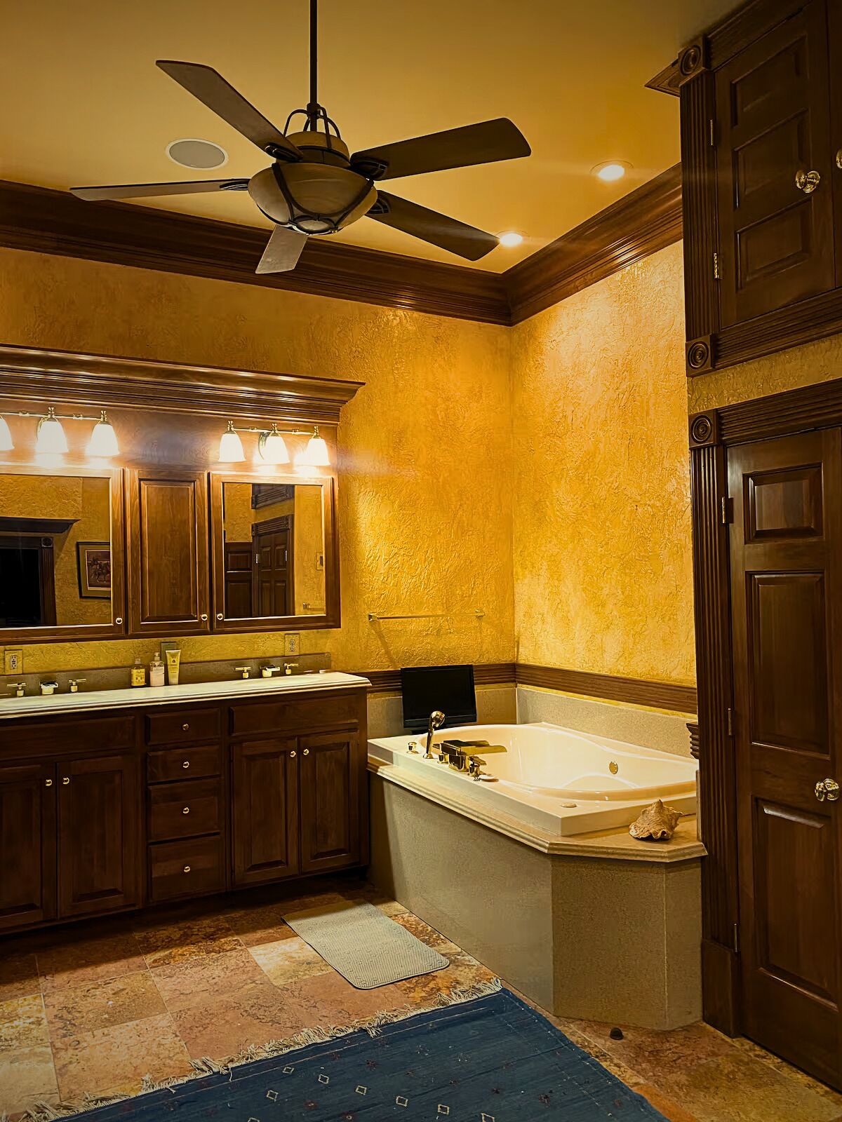 Dusj, hårføner, håndklær og såpe