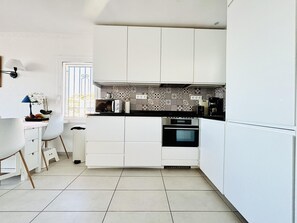 Fridge, microwave, oven, stovetop - Elegant townhouse for 6 with air conditioning in Roses (Roses)