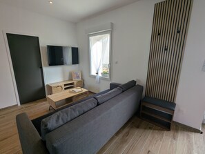 Living area - Charming 3* House Near Orléans with Comfort and Wi-Fi (Ingré)