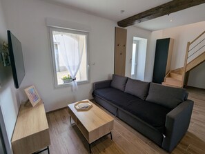 Living area - Charming 3* House Near Orléans with Comfort and Wi-Fi (Ingré)