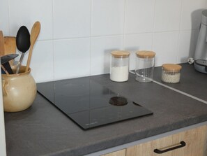 Fridge, microwave, stovetop, coffee/tea maker - Cozy cottage in La Barre de Monts - 4 people, parking (La Barre-de-Monts)