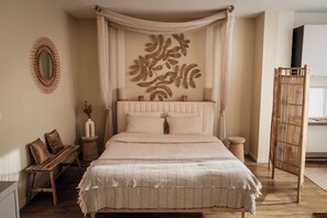 Een strijkplank/strijkijzer, wifi, beddengoed