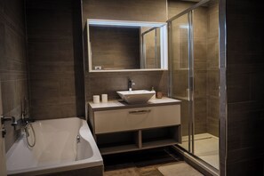 مجففات شعر، مناشف، صابون، ورق حمّام