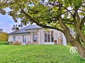 Exterior - Bright Gîte near Laval, 3 bedrooms, large grounds, ideal for families (L'Huisserie)