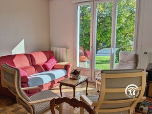 TV - Bright Gîte near Laval, 3 bedrooms, large grounds, ideal for families (L'Huisserie)