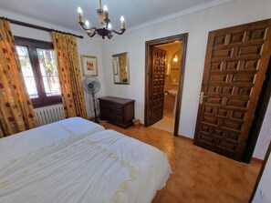 4 bedrooms, free WiFi - Vacation home 700m from the beach with private pool (L'Escala)