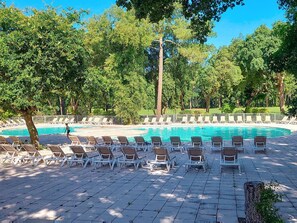 A swimming pool surrounded by lounge chairs and trees. - House 6 ppl, terrace, pets allowed, Moliets-et-Maa (Moliets-et-Maa)