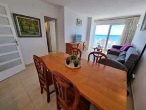 Dining - Apartment in L'Escala with terrace and pool, near the beach (L'Escala)