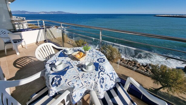 A balcony with a table set for two, overlooking the sea. - Apartment in L'Escala with terrace and pool, near the beach (L'Escala)