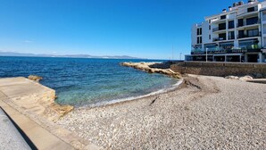 A coastal building with a restaurant named "La Tagliatella" and "PIZZERIE" on the ground floor. - Apartment in L'Escala with terrace and pool, near the beach (L'Escala)