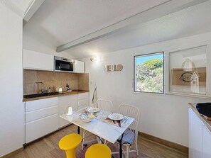 Dining - Charming T2 duplex with AC and private parking, near beach (Saint-Cyr-sur-Mer)