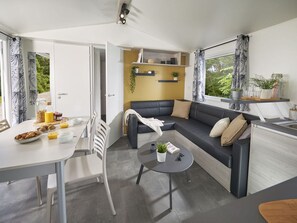 Dining - Comfortable mobile home with terrace in Brem (Brem)