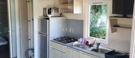 Kjøleskap, mikrobølgeovn, kaffetrakter/tekoker og brødrister