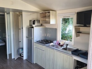 Kühlschrank, Mikrowelle, Wasserkocher mit Kaffee-/Teezubehör, Toaster